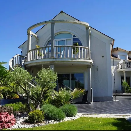 Avec Piscine/jacuzzi *